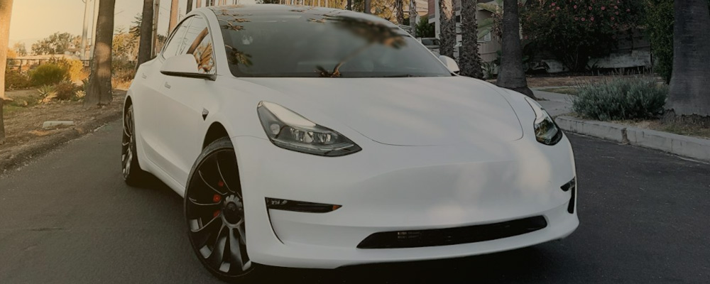 Weißer Tesla Model 3 bei der Inzahlungnahme